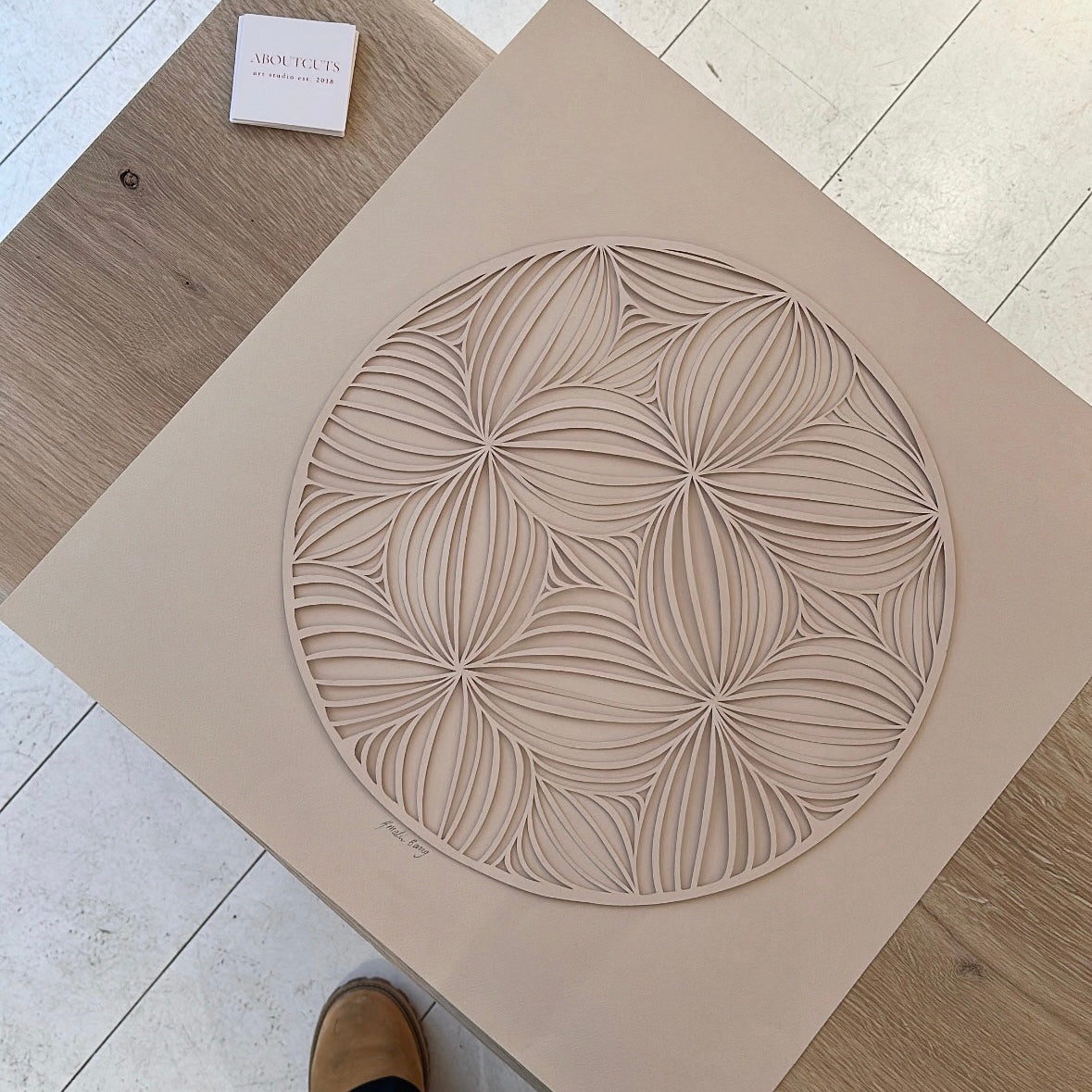 Flowers in line - Sand